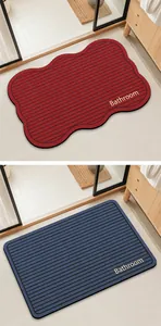 Vista detallada de alfombras de baño de tierra de diatomeas rojas y azules en un baño