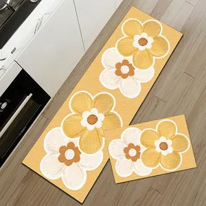Keukentapijt set met grote gele en witte bloemen op een antislip loper voor de keuken.