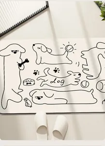Detalle de alfombra de baño absorbente con lindos perros de dibujos animados