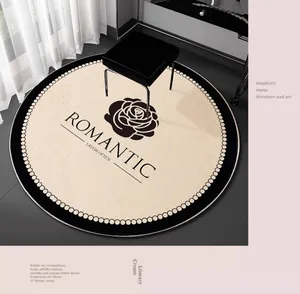 Vue de dessus d'un tapis rond crème et noir avec un motif de rose et texte ROMANTIC.