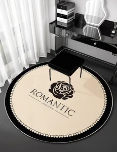 Détail du tapis circulaire crème orné d'un motif de rose et d'un texte romantique.