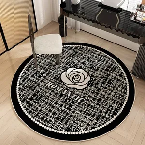 Tapis rond en tweed noir et blanc avec motif de rose blanche et texte 'Romantic'