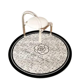 Tapis rond élégant de style Chanel avec camélia et citation inspirante pour chambre