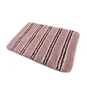 Roze en wit gestreepte absorberende getufte badmat met antislip achterkant voor badkamer