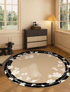 Detailansicht eines runden Mid-Century-Teppichs mit eleganten Blumen- und Schmetterlingsmustern