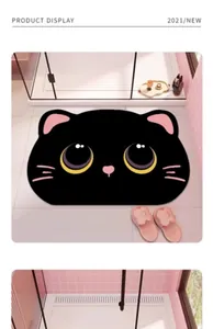 Nahaufnahme einer süßen schwarzen Katzen-Badematte aus Kieselgur in einem rosa Badezimmer.