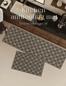 Set di tappeti da cucina in PVC con motivi vintage in un ambiente cucina moderno