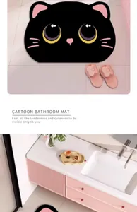 Detailansicht einer niedlichen Badematte mit schwarzem Katzenmotiv und rosa Accessoires