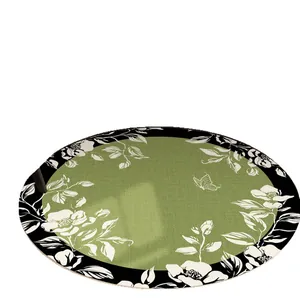 Vintage grüner runder Teppich mit weißen Blumen- und Schmetterlingsmustern im Bild