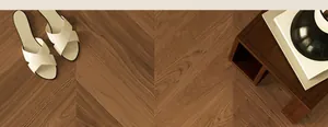 Vue détaillée d'un parquet vintage en chevrons avec des sandales blanc cassé chic