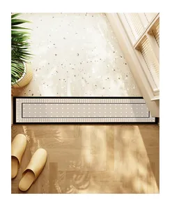 Vue de dessus d'un long tapis de seuil à pois placé dans une entrée de maison moderne