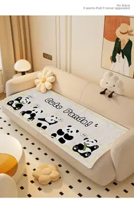 Detailweergave van een schattig panda bankkussen van zachte stof in een gezellige huiselijke sfeer