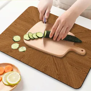 Alfombrilla de cocina absorbente efecto madera para protección de encimera y antideslizante.