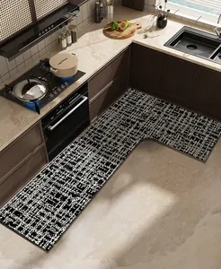 Tappeto da cucina a L con motivo geometrico moderno bianco e nero in una cucina di lusso.