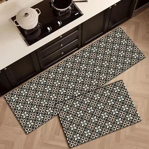 Set di tappetini da cucina in PVC con motivo floreale bianco e nero su pavimento