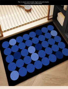 Primo piano di un tappetino da bagno antiscivolo in terra di diatomee con cerchi blu.