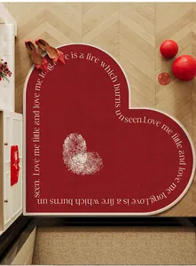 Vue détaillée du tapis de mariage rouge en forme de cœur avec texte romantique