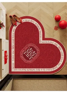 Détail d'un tapis de mariage rouge en forme de cœur avec motif de roses et texte