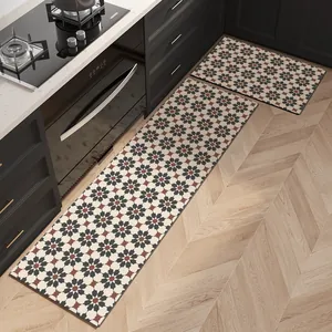 Set tappeti cucina vintage con motivo geometrico marocchino su pavimento in legno e mobili neri