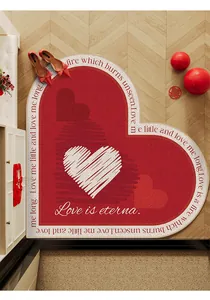 Vue de dessus d'un tapis de mariage rouge en forme de cœur avec texte romantique