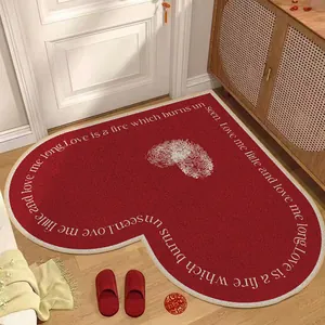 Tapis d'entrée rouge en forme de cœur avec citation romantique et envers antidérapant