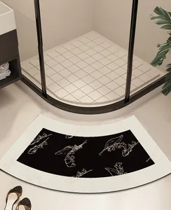 Gedetailleerd overzicht van antislip badmat met elegant zwart lelietje-van-dalen-motief