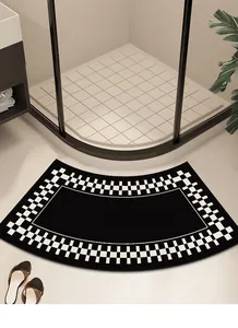 Gebogen zwart-wit geruite badmat getoond in een moderne doucheruimte omgeving.