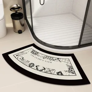 Gebogen antislip badmat in zwart-wit met "HAVE A GREAT DAY" opdruk voor badkamers