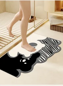Dettaglio del tappeto da bagno antiscivolo a forma di panda con superficie assorbente