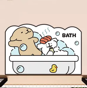 Dettaglio di un tappetino da bagno assorbente con simpatici animali che si lavano