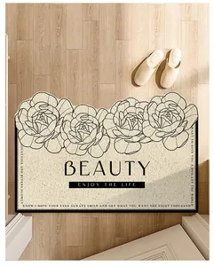 Detalle de la alfombra floral de estilo francés sobre suelo de madera con zapatillas