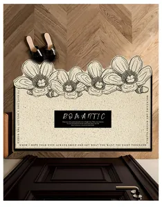 Elegante felpudo floral de estilo francés con texto romántico sobre suelo de madera