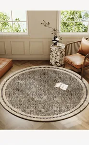 Runder Teppich mit geometrischem Muster aus Samt für ein modernes Wohnzimmer.
