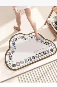 Detailweergave van de wolkvormige absorberende badmat met een elegante mandala-rand