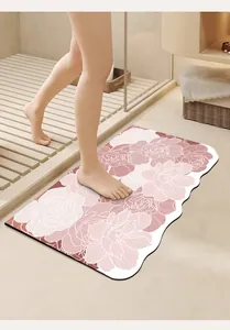 Dettaglio di un tappetino da bagno antiscivolo con motivo floreale rosa in un bagno moderno.