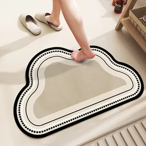 Tappetino da bagno assorbente vintage a forma di nuvola con motivi geometrici
