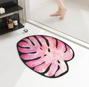 Tapis de bain en terre de diatomée rose forme feuille Monstera dans salle de bain moderne