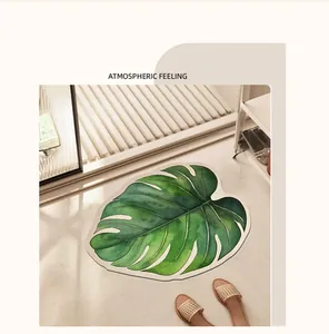 Gros plan d'un tapis de bain antidérapant en forme de feuille de Monstera verte