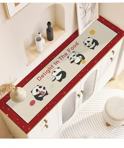 Detalle de tapete de cuero impermeable con tema de panda sobre un aparador moderno.