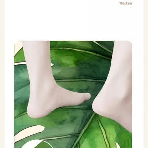 Tapis de bain antidérapant en boue de diatomées avec un motif de feuille de Monstera.