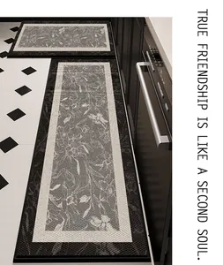 Vintage bloemen keukenloper met antislip TPR-rug in een luxe moderne keukenomgeving