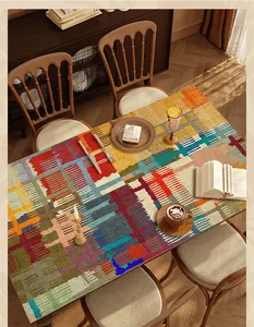 Nappe en cuir imperméable à motifs géométriques abstraits colorés sur une table.