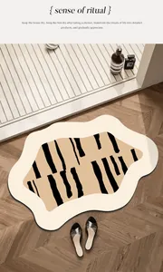 Gedetailleerd overzicht van een stijlvolle crèmekleurige antislip badmat in onregelmatige vorm