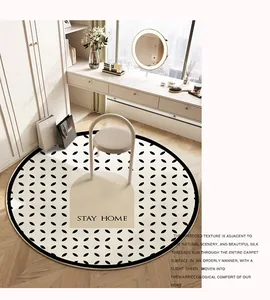 Dettaglio del tappeto rotondo stile francese con motivo geometrico elegante