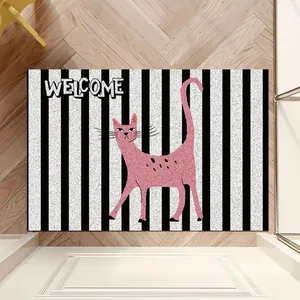 Dettaglio di un tappetino di benvenuto a strisce bianche e nere con un gatto rosa a fumetti.
