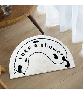 Halfronde witte lamsvacht badmat met schattige hond en de 'take a shower' tekst.