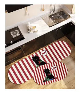 Dettaglio dei tappeti da cucina a righe rosse e bianche con simpatico design di gatto nero