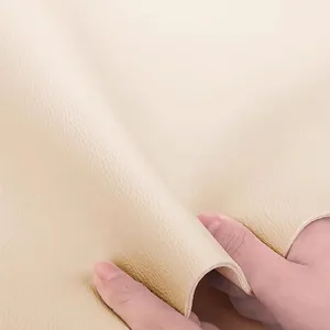 Vue rapprochée de la nappe en cuir imperméable texturé crème de qualité supérieure.