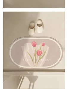 Détail du tapis de bain ovale en terre de diatomée avec motif tulipe rose
