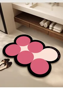 Unregelmäßige rosa-weiße Badematte mit Have a nice day-Schriftzug im modernen Bad